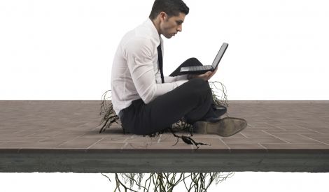 ناشط افتراضياً منعزل اجتماعياً