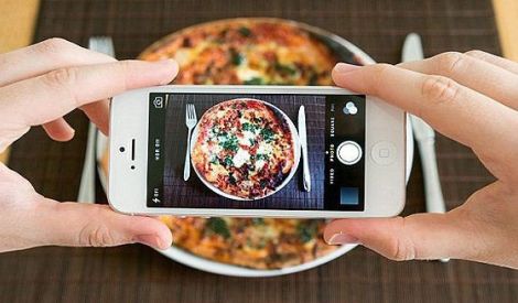 طلّقها لإصرارها على تصوير الطعام