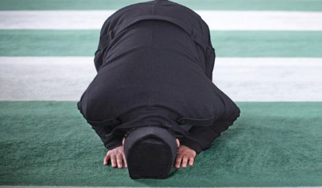 الآداب المعنوية للصلاة: في آداب اللباس