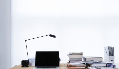 المثل في الميزان: الحكي ما عليه جمرك