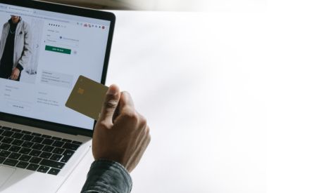 الإسرافُ وحبّ الظهور: مصيدةُ الشركات الكُبرى