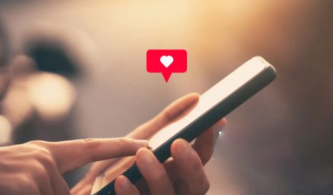 الأسرة بين هاتفٍ ذكيٍّ وتواصلٍ موهوم