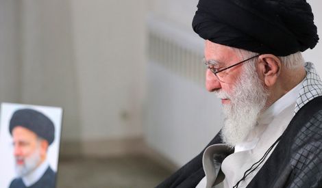 مع الخامنئي| السيّد رئيسي الخادم المخلص*