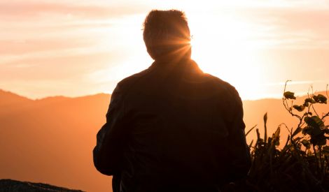 مهارات | كيف تدعم صديقاً انطوائيّــاً؟