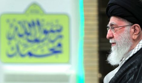 مع الإمام الخامنئي | أوّل دروس النبيّ : بنــاء الأمّــة*