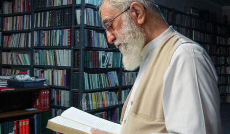 ‏شغف الإمام الخامنئيّ قدس سره بـــالـكتــــاب والأدب(1)