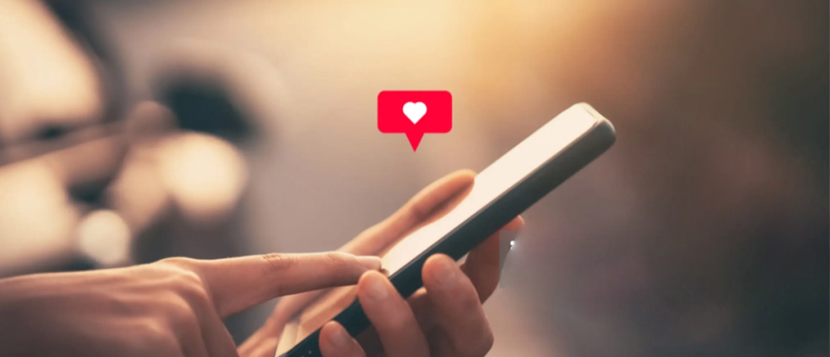 الأسرة بين هاتفٍ ذكيٍّ وتواصلٍ موهوم